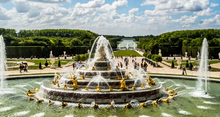 Brunnen in den Gärten Versailles