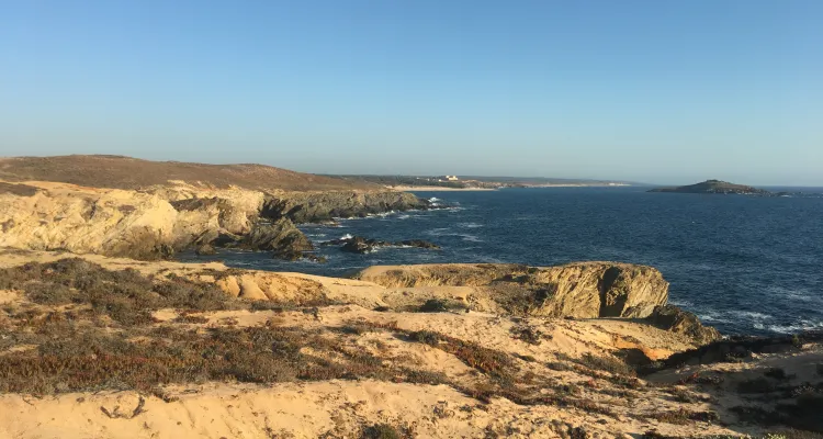 Blick auf die Küste und die Ilha do Pessegueiro