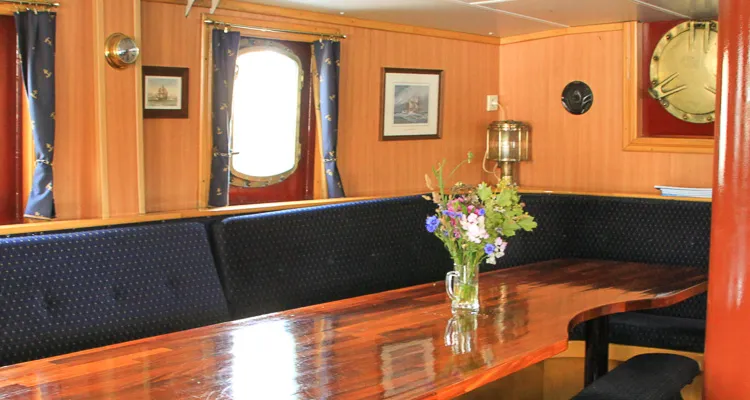 Flying Dutchman, Salon