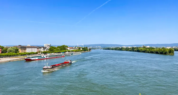 Blick auf den Rhein von der Theodor-Heuss-Brücke in Mainz
