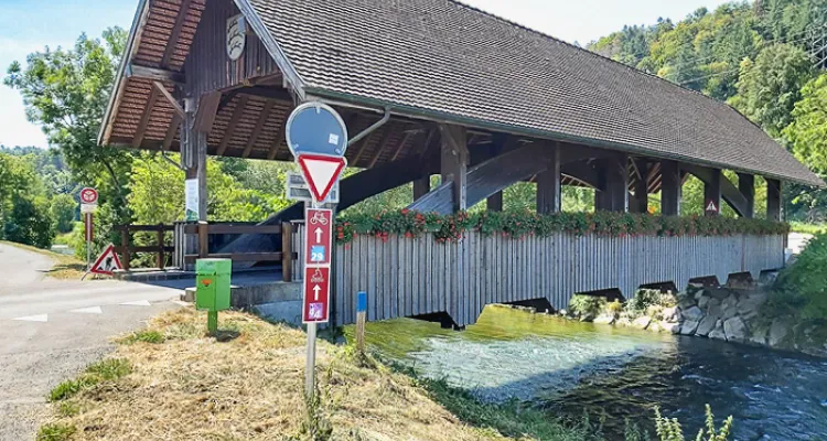 überdachte Brücke