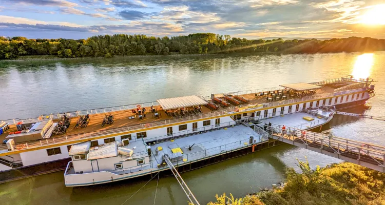 Rad und Schiff an der Donau