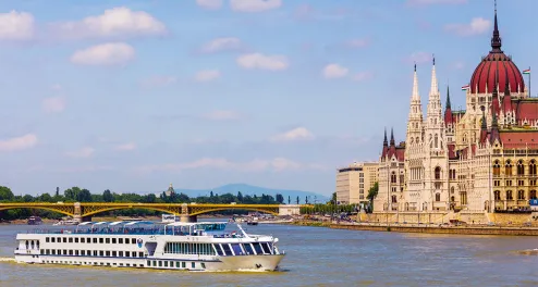 Rad und Schiff auf dem Donauradweg
